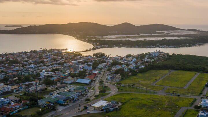 Demolição de casa construída às margens da Lagoa da Conceição