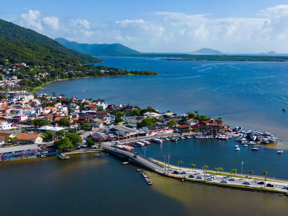 Orla da Lagoa da Conceição com imóveis à beira d'água